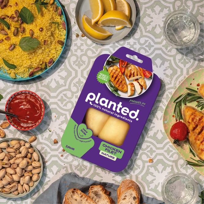Planted führt sein Hähnchenbrustfilet im Einzelhandel und in der Gastronomie ein